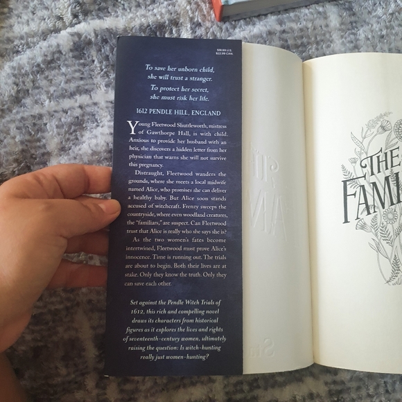 The familiars by Stacey Halls - Book - Picture 4 of 5
